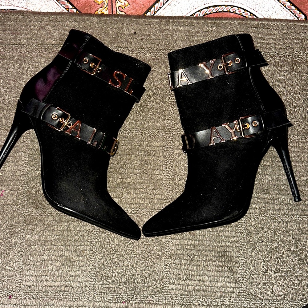 SLAY ALL DAY ANKLE BOOTIES WITH GOLD CHROME WORDS SIZE 6 Very sleek casual sexy